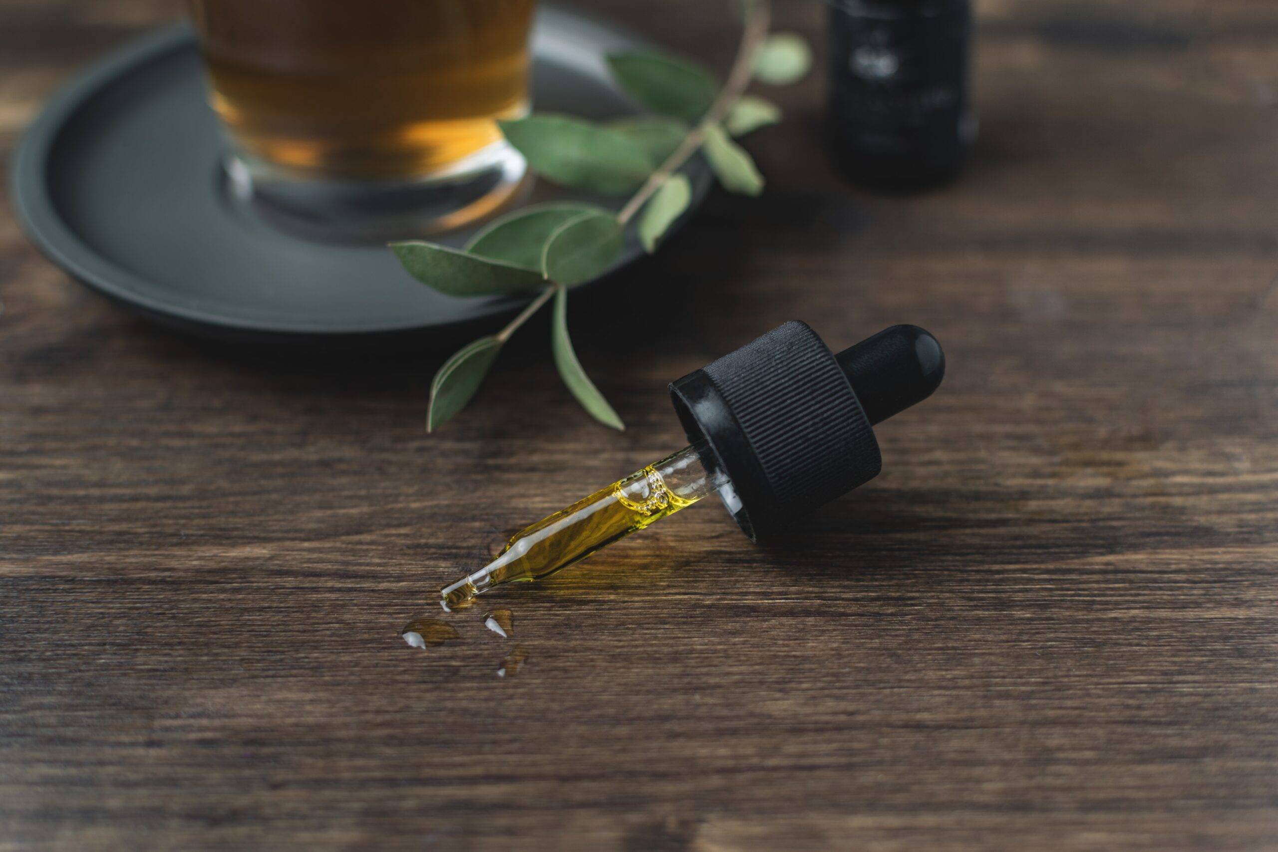 CBD Shop online Kaufen CBD-ÖL Tropfer mit CBD-ÖL